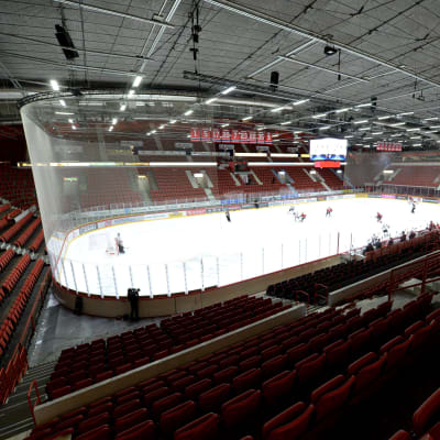 Tomma läktare i Helsingfors ishall.