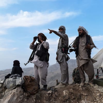 Afganistanin turvajoukkojen sotilaat pitävät vahtia kukkulalla.