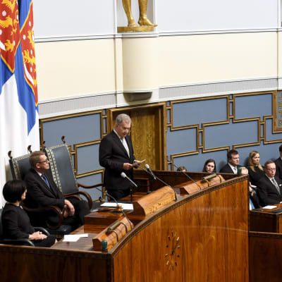 Republikens president Sauli Niinistö talar i riksdagen då Finlands regeringsform fyller 100 år