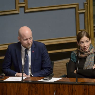Jussi Saramo  ja Li Andersson eduskunnassa.