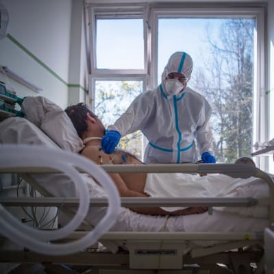 En sjuksköterska tar hand om en patient på en avdelning för coronasmittade på Koranyi-sjukhuset i Budapest. Bilden tagen den 8 april. 