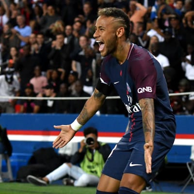 Neymar jublar i sin första hemmamatch för PSG.