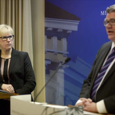 Utrikesministrarna Margot Wallström, Sverige och kollegan från Finland, Timo Soini