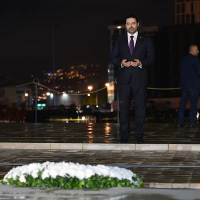 Hariri besöker sin fars grav.