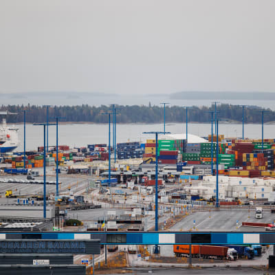 Vuosaaren satama Helsingissä 27. lokakuuta 2022.