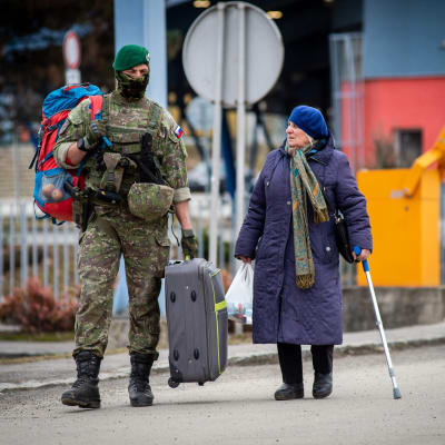 Sotilas ja vanhus Slovakiassa.