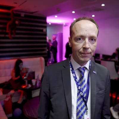 Jussi Halla-aho poserar på Sverigedemokraternas valvaka i Stockholm, 9 september 2018