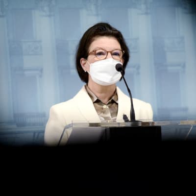 Liisa-Maria Voipio-Pulkki med vitt munskydd på sig. Hon talar i en svart mikrofon på hälsomyndigheternas presskonferens den 3 februari 2023.