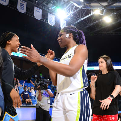 Dallas Wingsin Teaira McGowan kättelyjonossa.