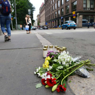 Blommor och ljus vid korsningen mellan Annegatan och Lönnrotsgatan lördagen den 29 juli 2017. 