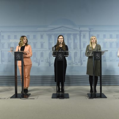 Li Andersson, Katri Kulmuni, Sanna Marin, Maria Ohisalo och Anna-Maja Henriksson på rad under en presskonferens.