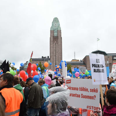 Löntagare demonstrerar på Järnvägstorget i Helsingfors 2015.