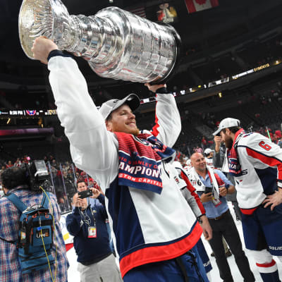 NHL-backen John Carlson höjer Stanley Cup-pokalen.