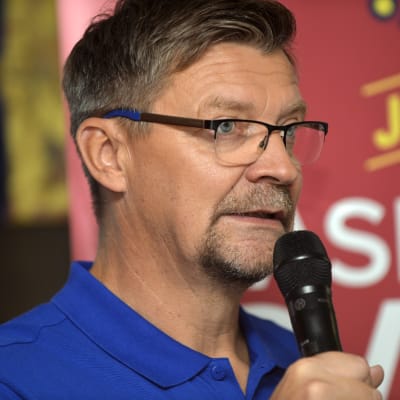 Jokerits chefstränare Jukka Jalonen talar.