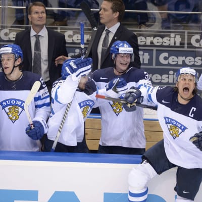Olli Jokinen jublar åt Finlands seger.