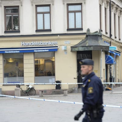 Polisen spärrade av flera kvarter i centrum av Stockholm.