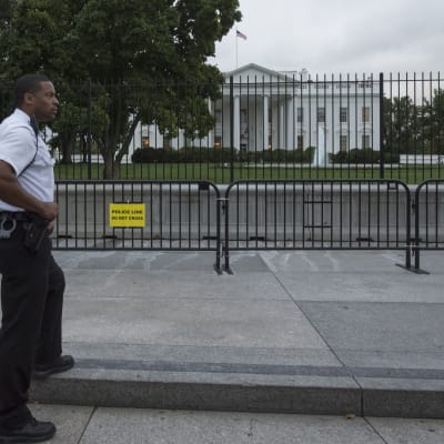 Säkerhetstjänsten patrullerar utanför Vita husets staket.