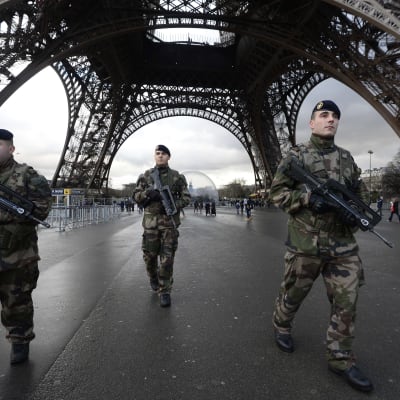Terroristjakten fortsätter i Paris.