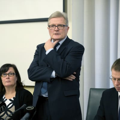Grundlagsutskottets ordförande Johannes Koskinen vid presstillfället i riksdagen den 19 februari.