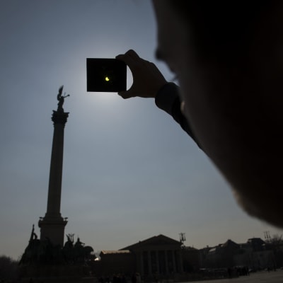 Solskådare i Budapest under solförmörkelsen den 20 mars 2015.