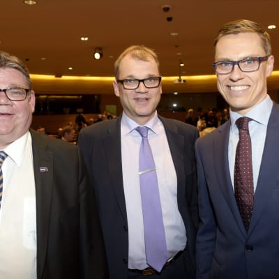Partiledarna Timo Soini, Juha Sipilä och Alexander Stubb efter presskonferensen.