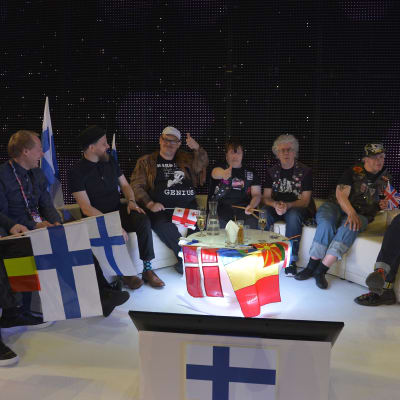 Pertti Kurikan Nimipäivät i Eurovisionens green room.