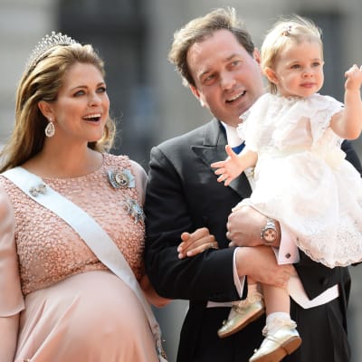 Prinsessan Madeleine tilsammans med maken Chris O'Neill och dottern Leonore på Sofias och Carl Philips bröllop.