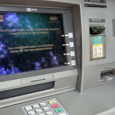 En bankomat ur funktion i Aten, Grekland den 29 juni 2015.