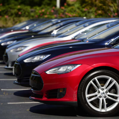 Teslabilar utanför bolagets huvudkontor i Palo Alto i Kalifornien
