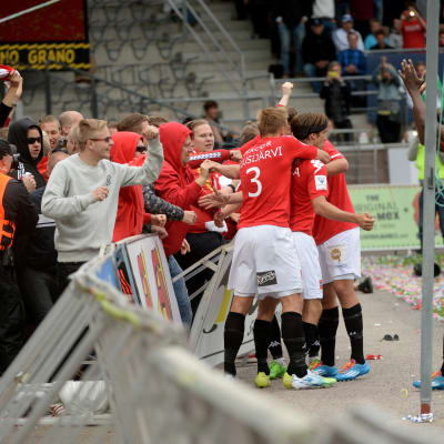 HIFK och fansen firar 1-1-målet.