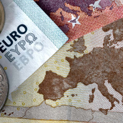 Både finska och europeiska politiker ska idunder lördagen diskutera Greklands framtid inom eurozonen.