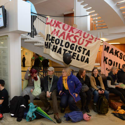 Demonstration på Helsingfors universitet.