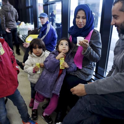 Irakiska flyktingar väntar på besked i Torneå. Familjen har rest i över tre månader från Bagdad genom Europa till Finland.