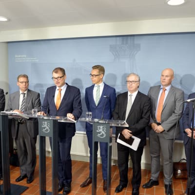 Arbetsmarknadsorganisationerna och regeringen håller presskonferens 28.9.2015.