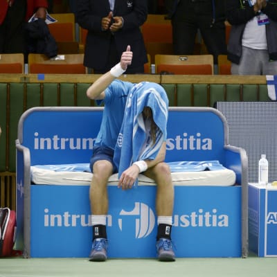 Jarkko Nieminen efter sin sista singelmatch i Stockholm Open.
