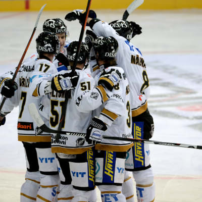 Kärpät firar ett mål.