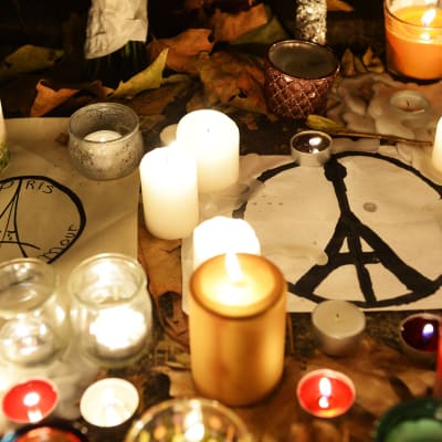 Ljus till minnet av offren i terrorattentatet i Paris.