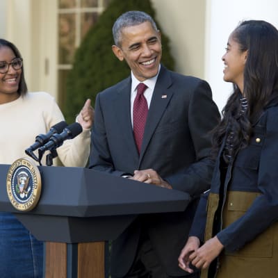 Barack Obama tillsammans med döttrarna Sasha (till vänster) och Malia. Obama håller presskonferens om vilka två kalkoner som benådas inför thanksgiving-helgen.