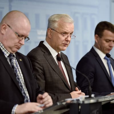 Justitie- och arbetsminister Jari Lindström, näringsminister Olli Rehn, inrikesminister Petteri Orpo