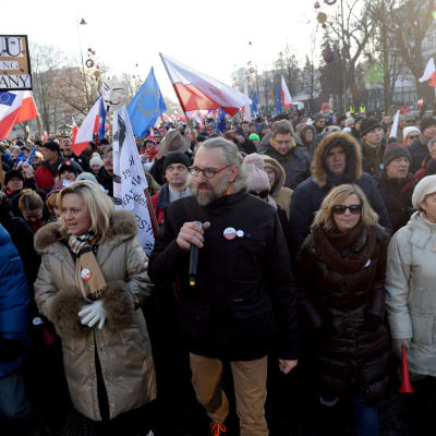 Tusentals mänskor trotsade vinterkylan och drog ut på gatorna för att protestera mot den konservativa regeringen