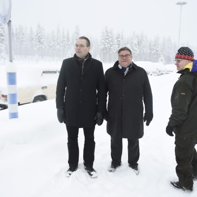Försvarsminister Jussi Niiinstö, utrikesminister Timo Soini och arbets- och justitieminister Jari Lindström i Salla.