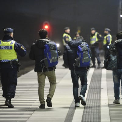 Svenska poliser och asylsökande på Hyllie station utanför Malmö 17 december 2015.