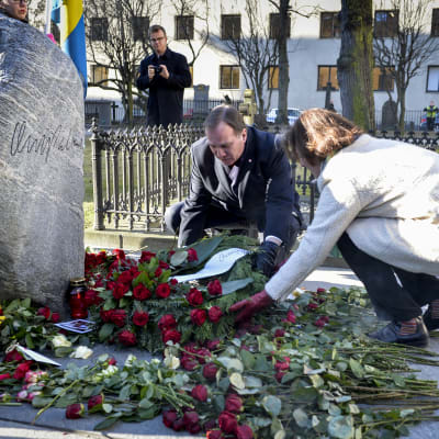 Sveriges statsminister Stefan Löfven och hans parti Socialdemokraternas partisekreterare Carin Jämtin lägger ner blommor vid Olof Palmes grav.