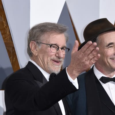 Regissören Steven Spielberg och skådespelaren Mark Rylance från filmen Bridge of Spies