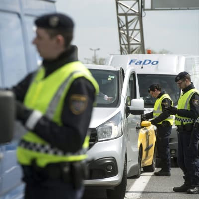Österrikiska poliser kontrollerar bilar för att stävja illegal invandring.