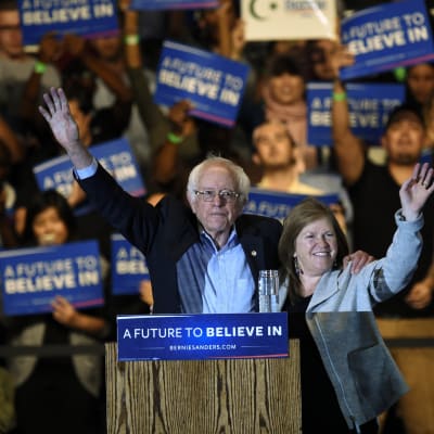 Den demokratiska presidentkandidaten Bernie Sanders med sin fru Jane Sanders under ett valmöte i Californien där han anses ha rimliga chanser att vinna primärvalet den 7 juni