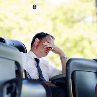 En besviken Ajax-tränare Frank de Boer sitter i lagets buss.