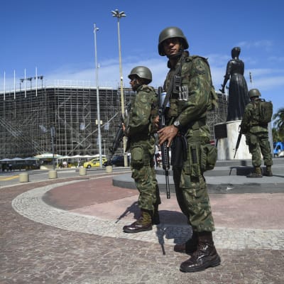 Brasilianska beväpnade soldater står utanför strandvolleybollarenan på Copacabana i Rio de Janeiro.