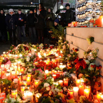 Blommor och ljus till minnet av offren för lastbilsattacken i Berlin.