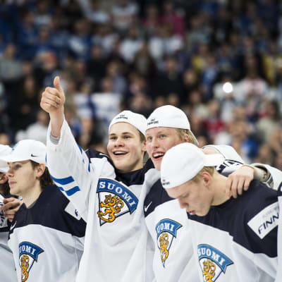 Finlands juniorlandslag i ishockey uppställda efter VM-finalen 2016.